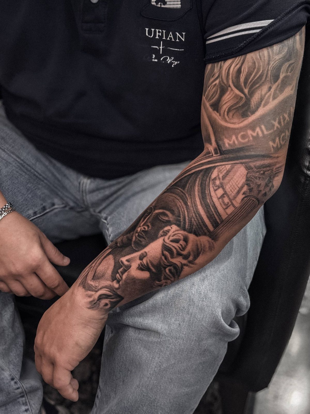 Roma Gladyatörü Kolezyum Full Sleeve Dövmesi İstanbul | MCMLXIX Siyah Gri - Rıdvan | Bosphorus Ink