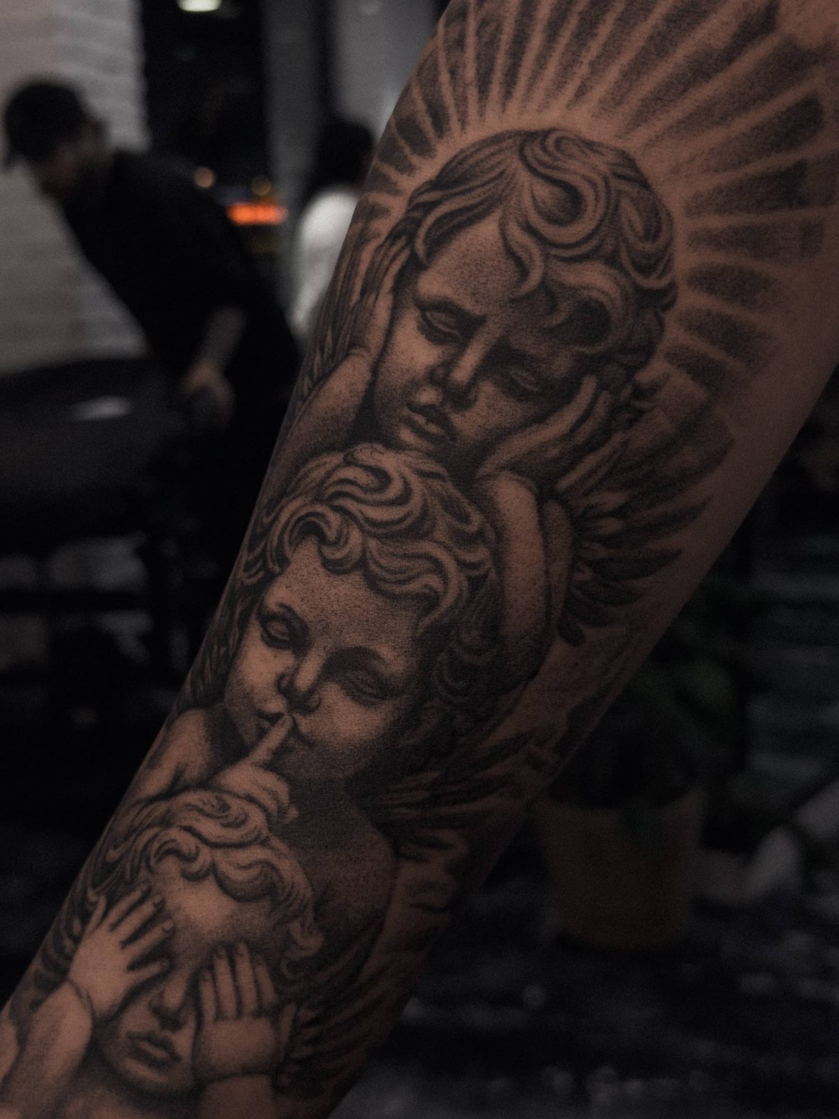 Melek Putto Heykel Kol Dövmesi İstanbul | Siyah Gri Realizm - Rıdvan | Bosphorus Ink