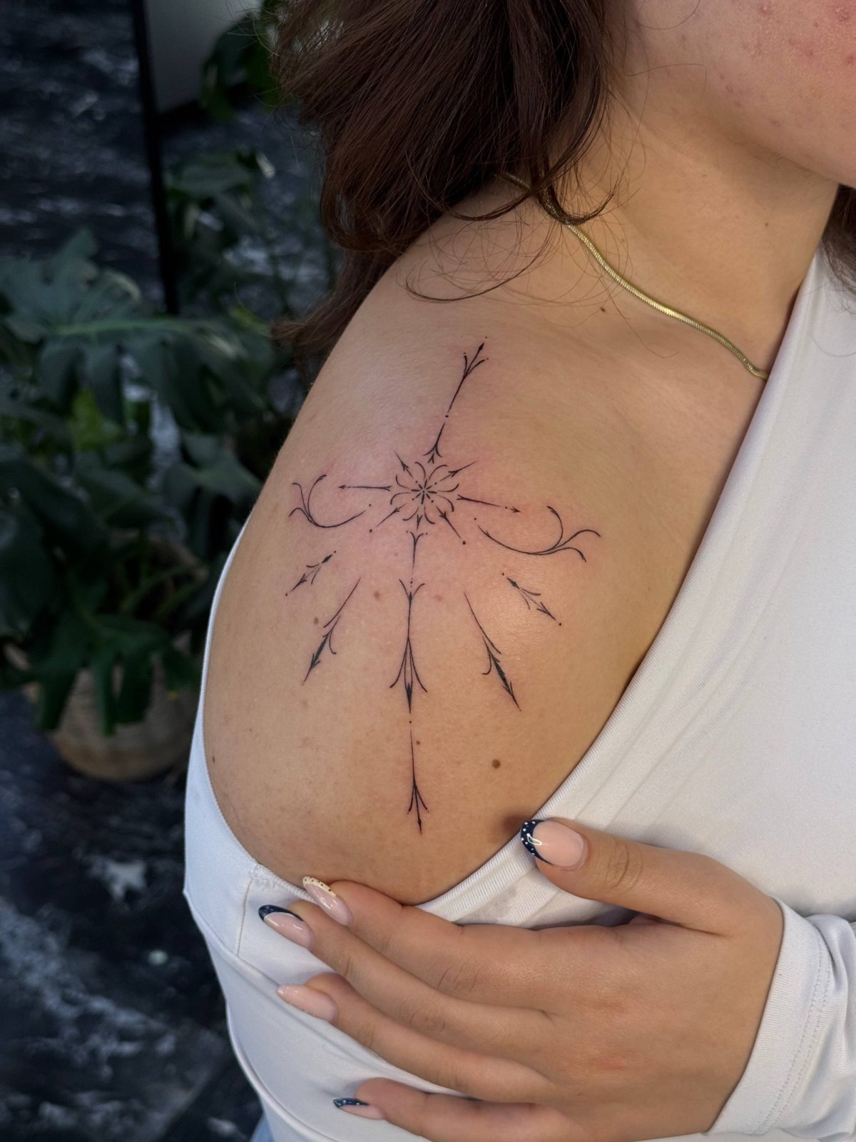 Ornamental Yıldız Patlaması İnce Çizgi Göğüs Dövmesi İstanbul - Rıdvan | Bosphorus Ink