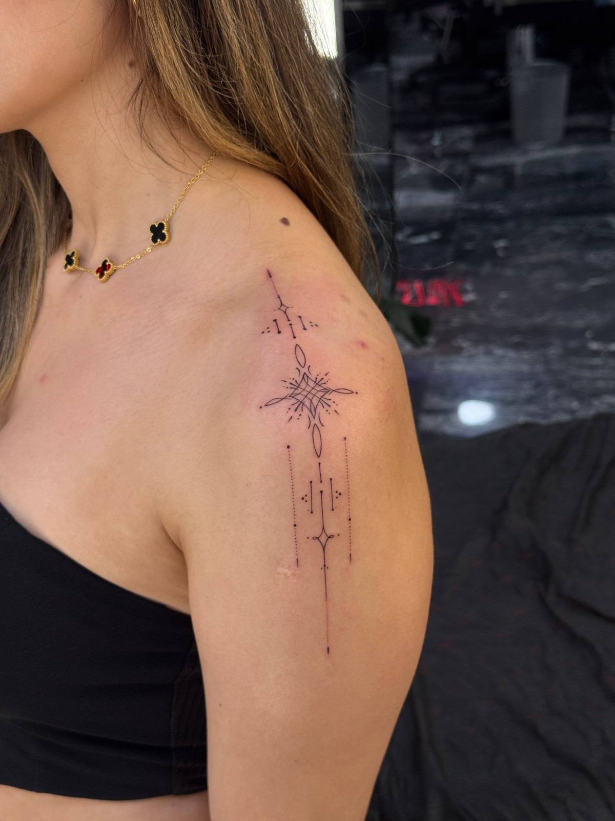 Geometrik Yıldız İnce Çizgi Omuz Dövmesi İstanbul | Siyah Gri - Rıdvan | Bosphorus Ink