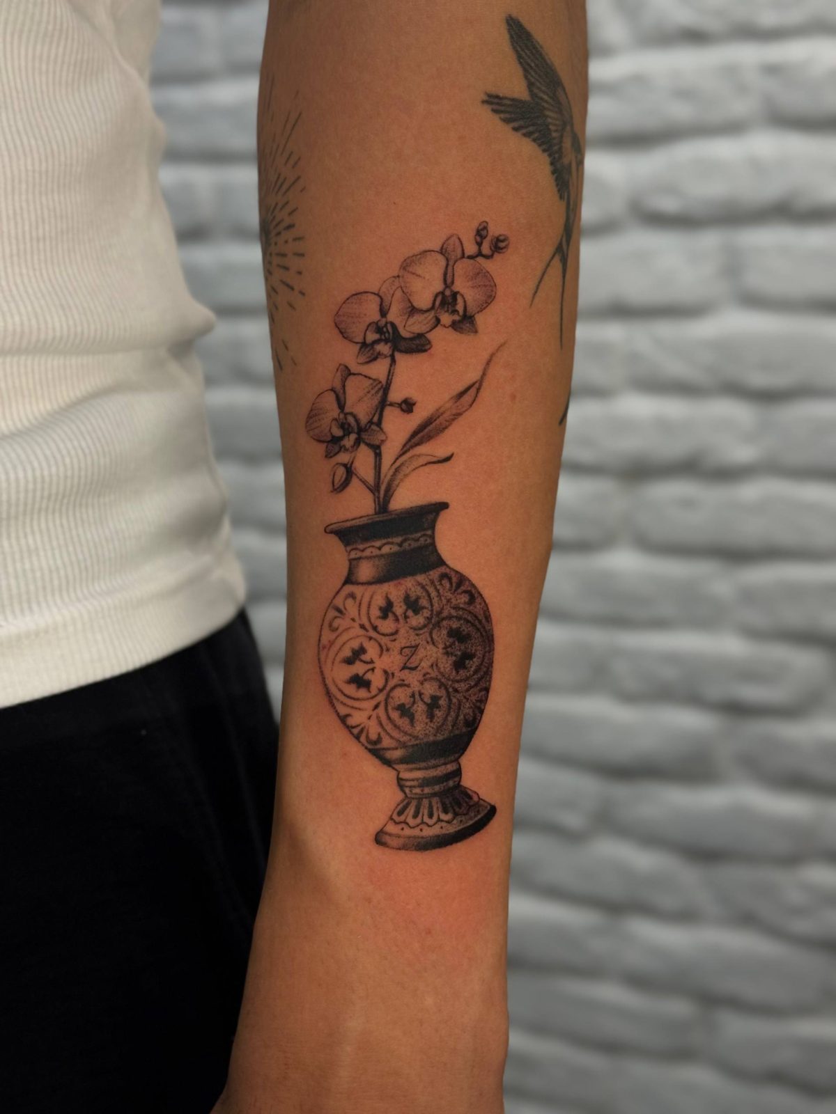 Orchidee Dekorative Vase Unterarm Tattoo Istanbul - Tattoo · Rıdvan | Bosphorus Ink Portfolio