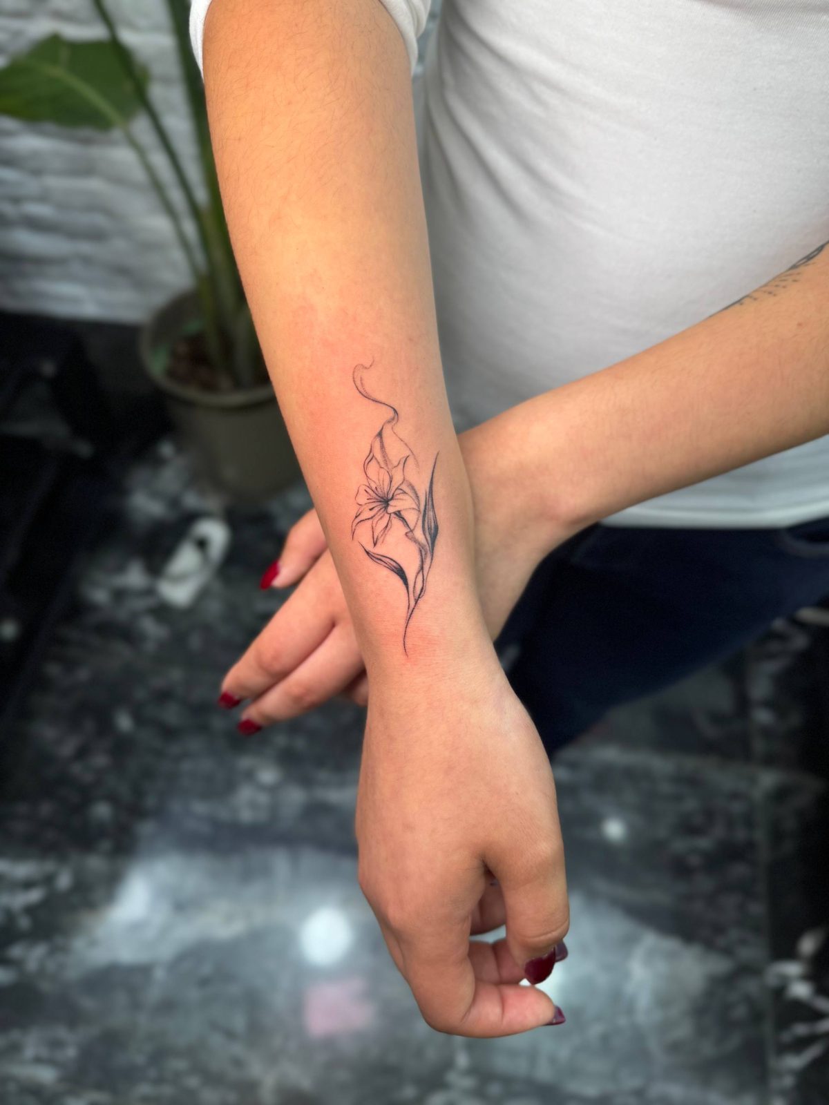 Lilie Fineline Handgelenk Tattoo Istanbul - Tattoo · Rıdvan | Bosphorus Ink Portfolio