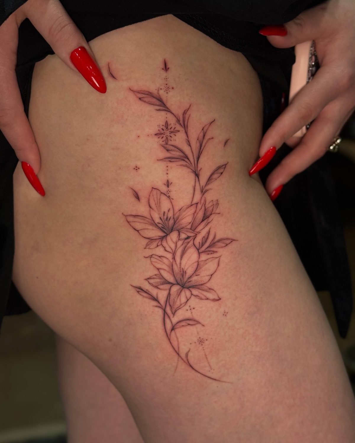 Lilie Stern Ranke Oberschenkel Tattoo Istanbul - Tattoo · Rıdvan | Bosphorus Ink Portfolio