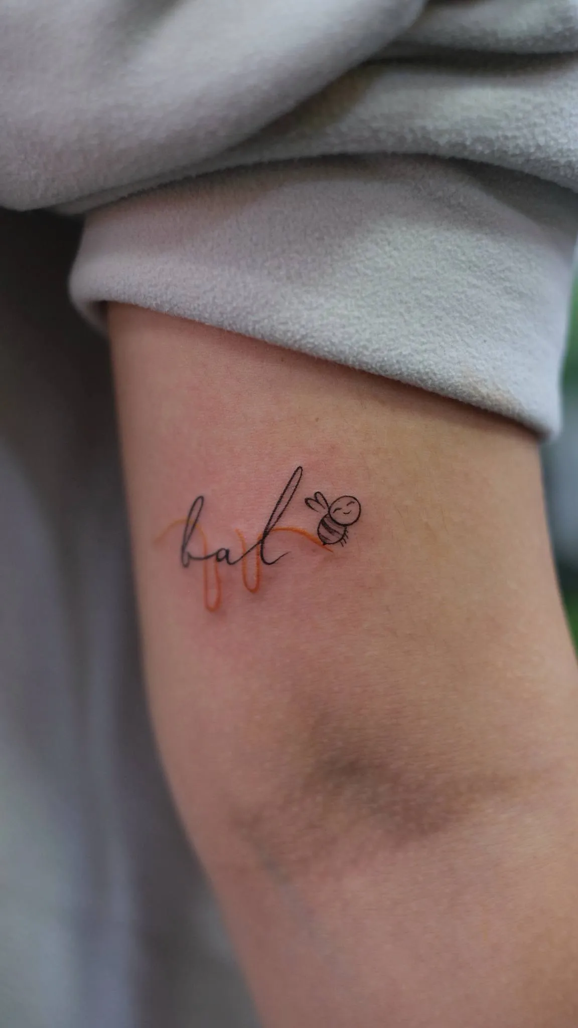 Minimales Bienen Tattoo Istanbul | Bosphorus Ink - Tattoo | Bosphorus Ink Portfolio