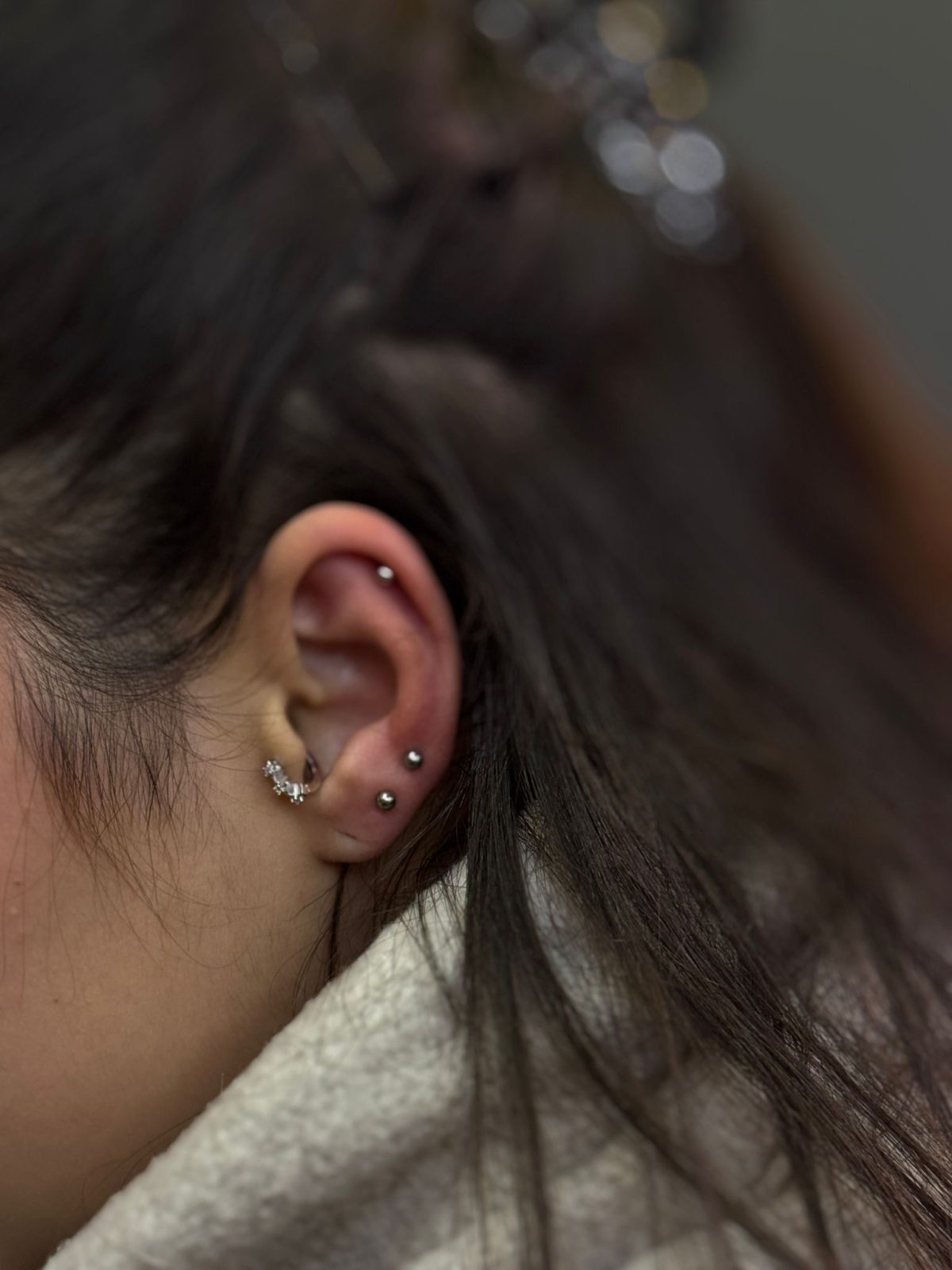 Tragus und Lobe Blumen-Kristall Ohr Piercing | Bosphorus Ink - Piercing · Gizem | Bosphorus Ink Portfolio