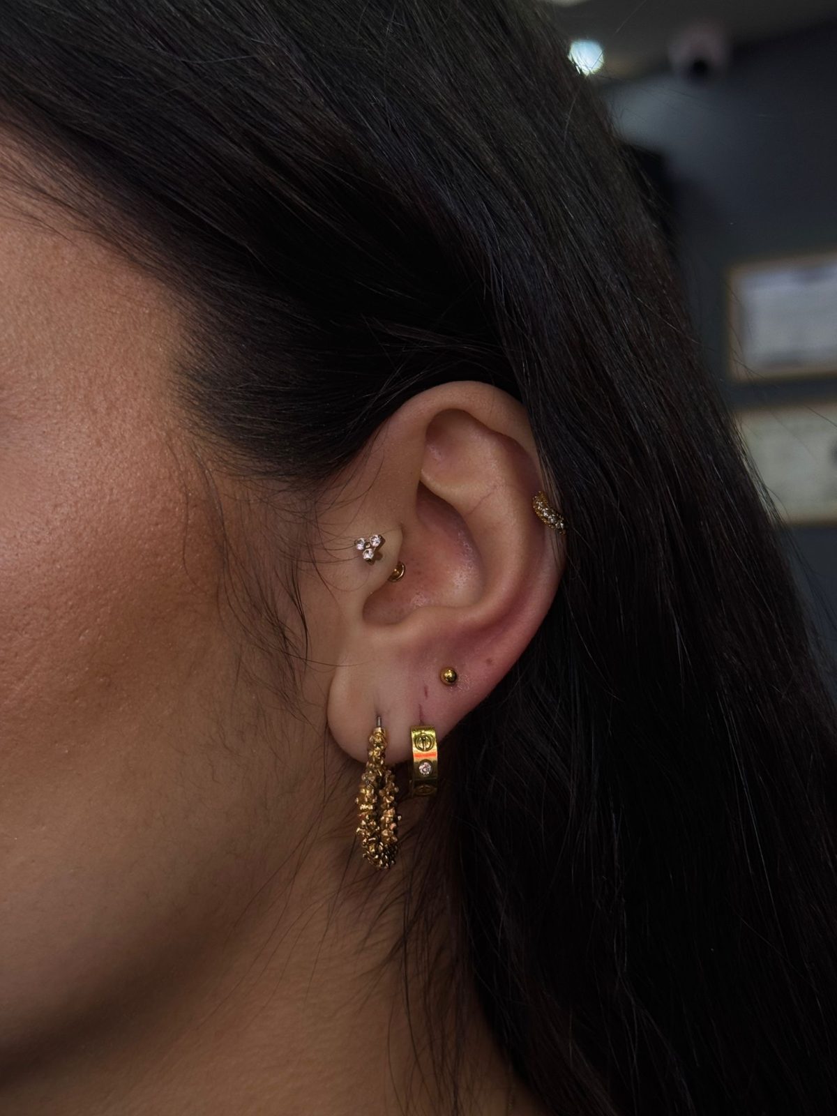 Forward Helix und Lobe Gold Ohr Kombination | Bosphorus Ink - Piercing · Gizem | Bosphorus Ink Portfolio