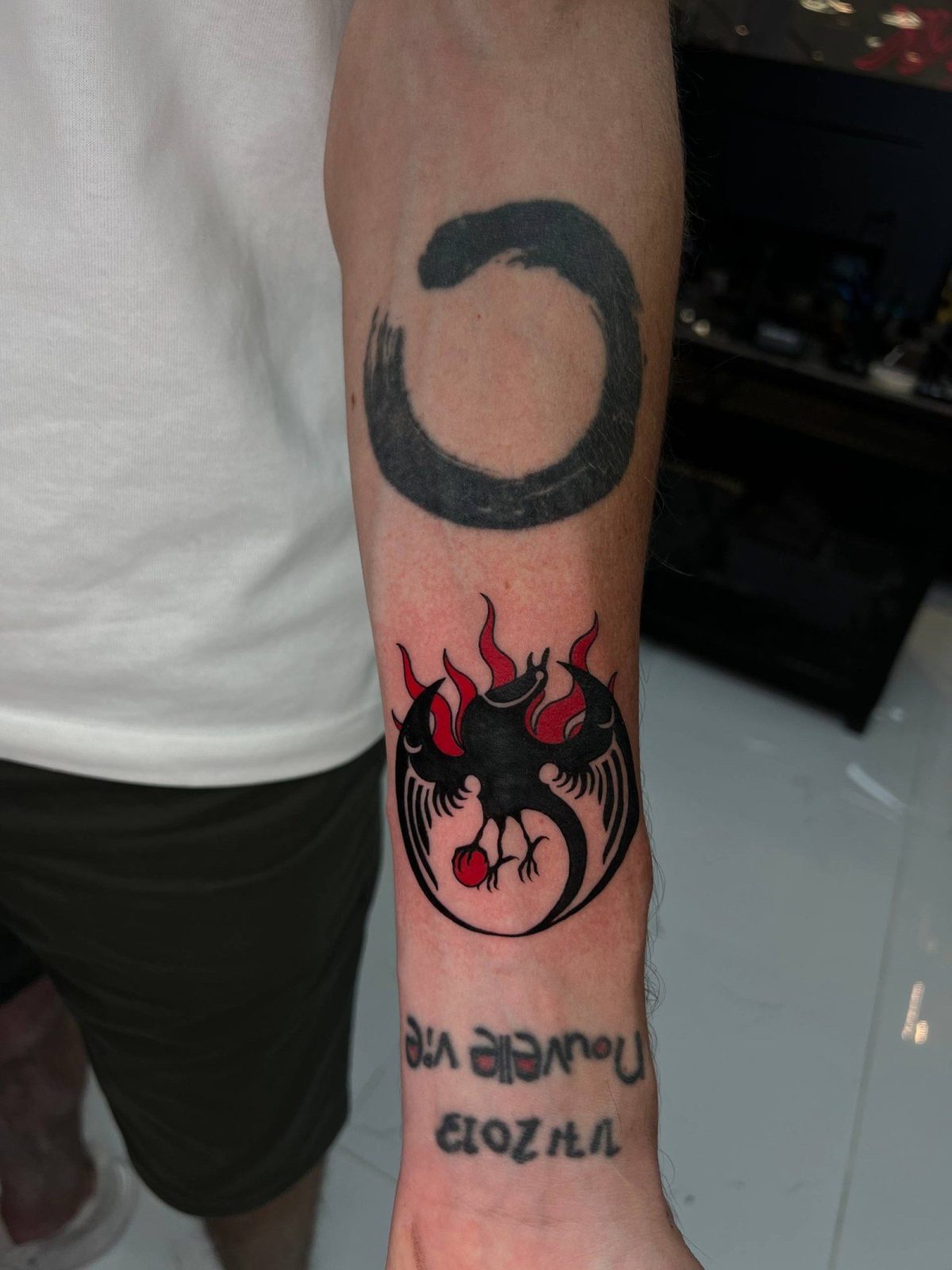 Halbmond und Flammen-Schriftzug-Tattoo | Anime-Stil Istanbul - Anime Tattoo | Bosphorus Ink Portfolio