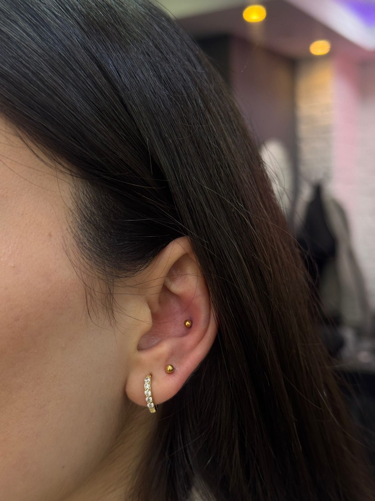 Conch und Lobe Gold Ohr Piercing Kombination | Bosphorus Ink - Piercing · Gizem | Bosphorus Ink Portfolio