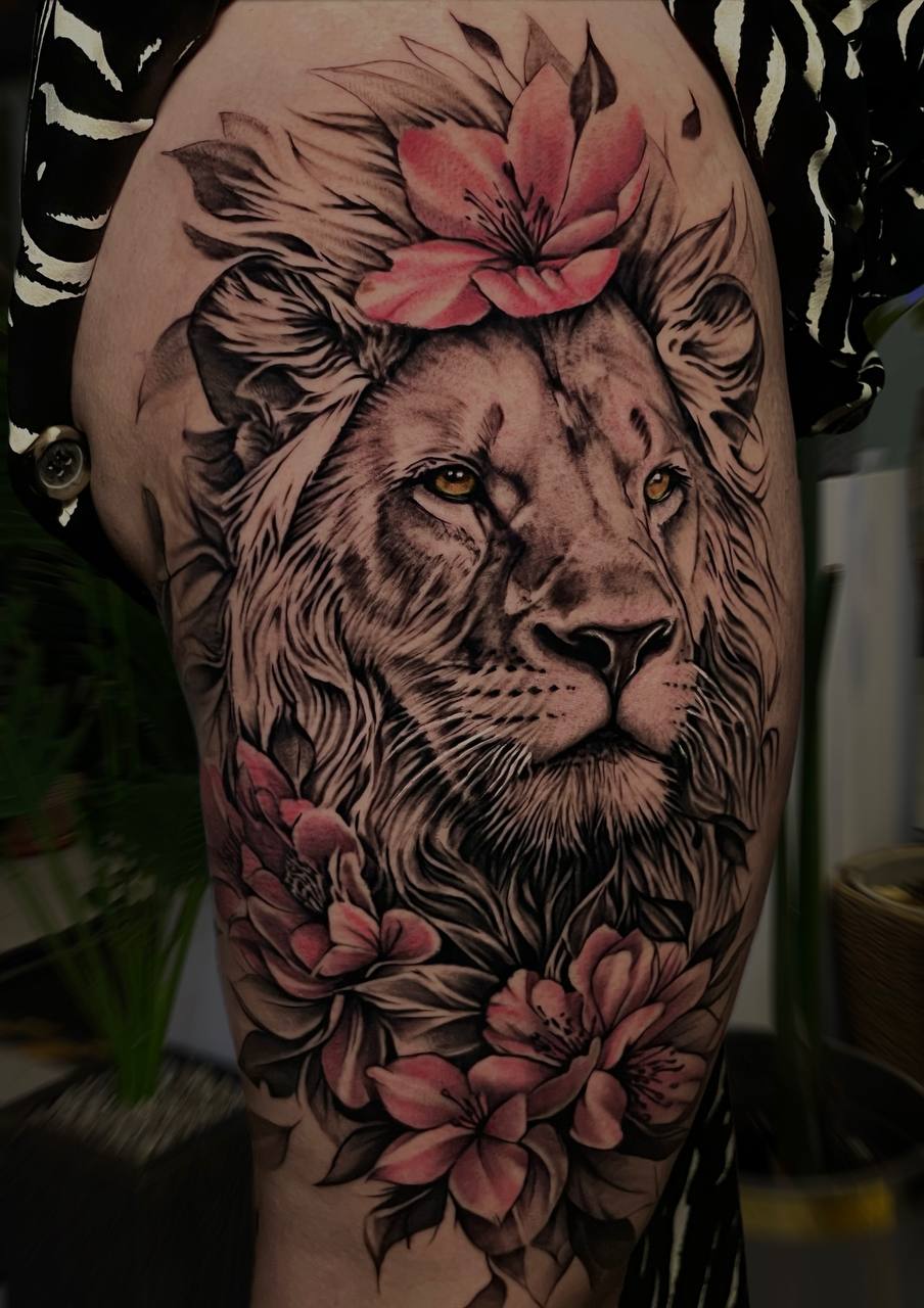 Schwarz-Grau-Löwe mit Blumenakzent Schultertattoo | Istanbul - Black & Grey Tattoo | Bosphorus Ink Portfolio