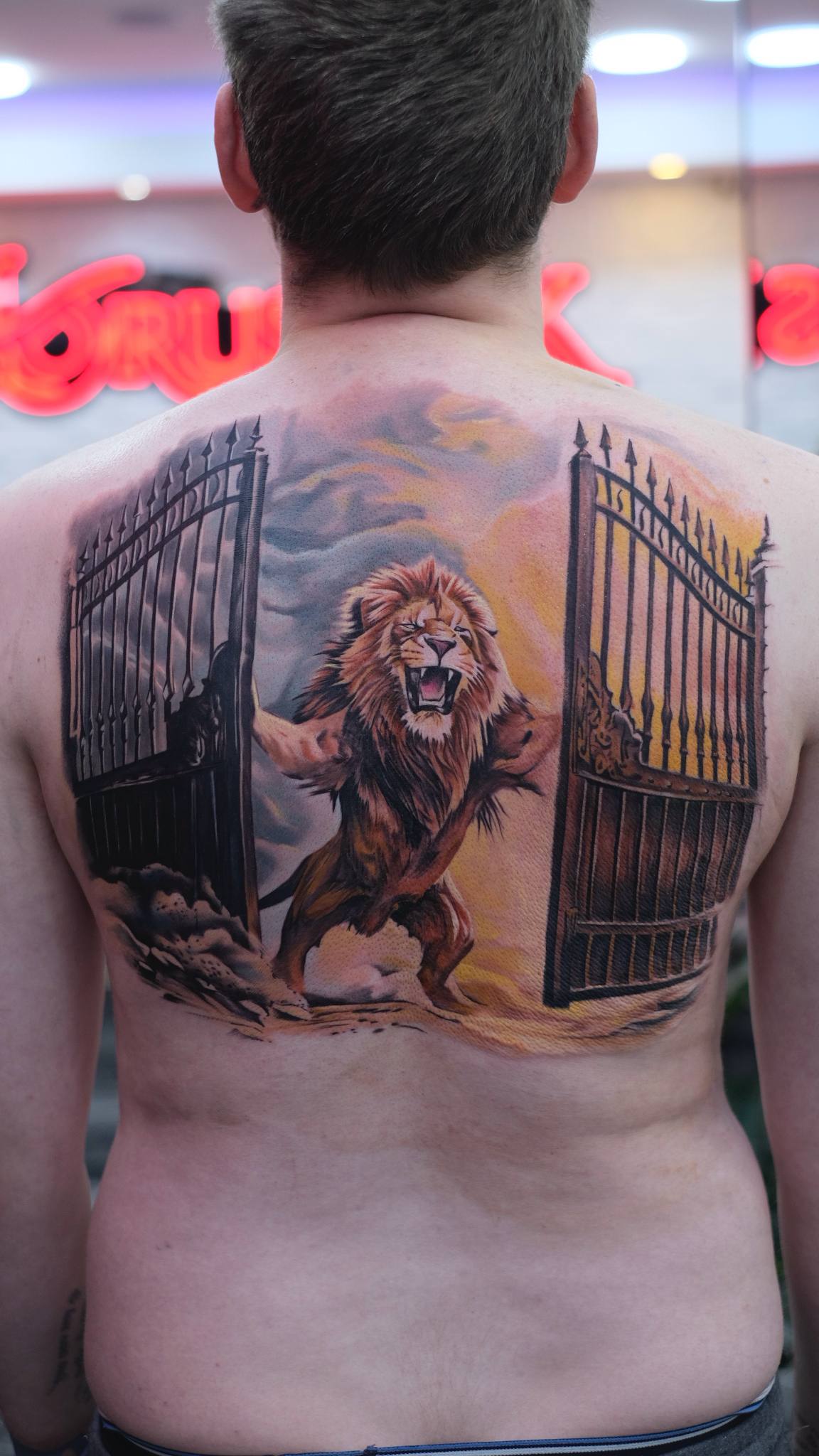 Schwarz-Grau-Löwe und Tor Ganzrücken-Tattoo | Istanbul - Black & Grey Tattoo | Bosphorus Ink Portfolio