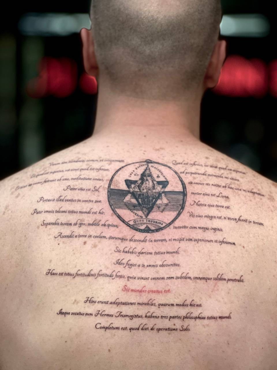Schwarz-Grau-Fleur-de-Lis und Schriftzug-Rückentattoo | Istanbul - Black & Grey Tattoo | Bosphorus Ink Portfolio