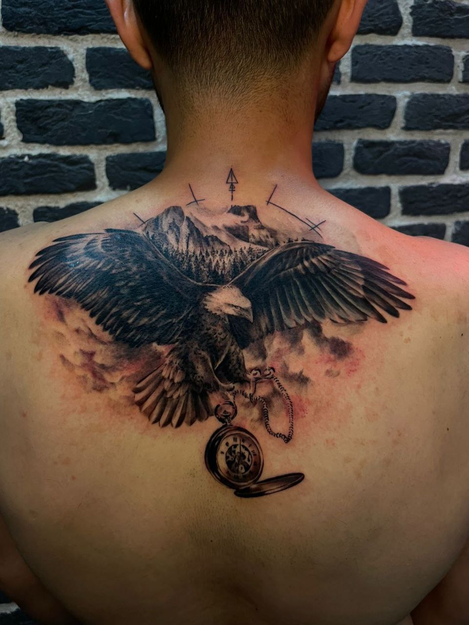 Schwarz-Grau-Adler Ganzrücken-Tattoo | Istanbul - Black & Grey Tattoo | Bosphorus Ink Portfolio