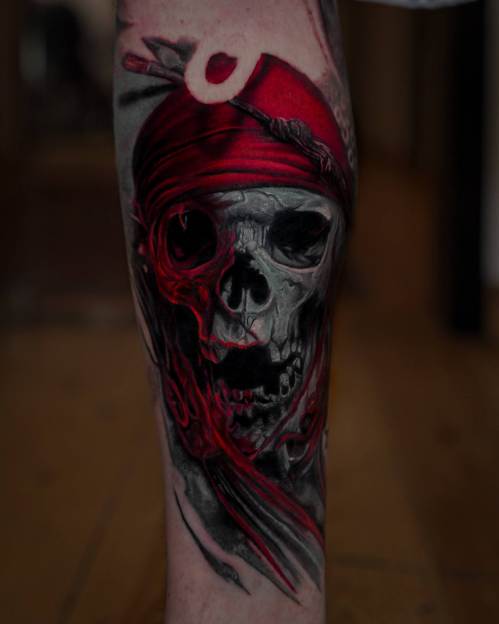 Schwarz-Grau-Piraten-Totenkopf-Wadentattoo | Istanbul - Black & Grey Tattoo | Bosphorus Ink Portfolio