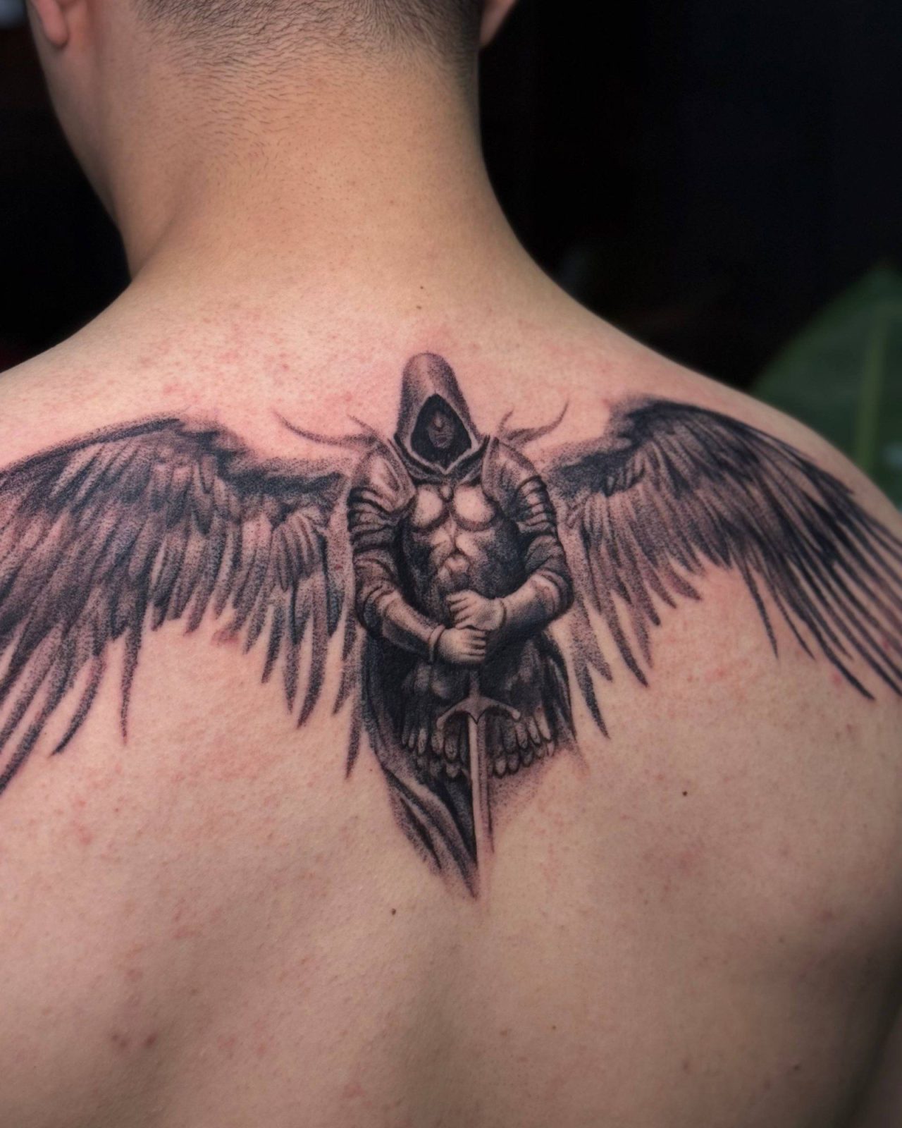 Schwarz-Grau-Engelsflügel Ganzrücken-Tattoo | Istanbul - Black & Grey Tattoo | Bosphorus Ink Portfolio