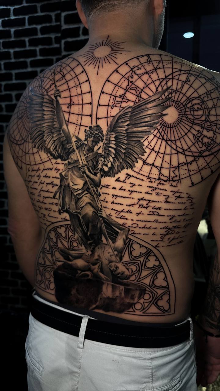 Schwarz-Grau-Spinnennetz und Figur-Rückentattoo | Istanbul - Black & Grey Tattoo | Bosphorus Ink Portfolio