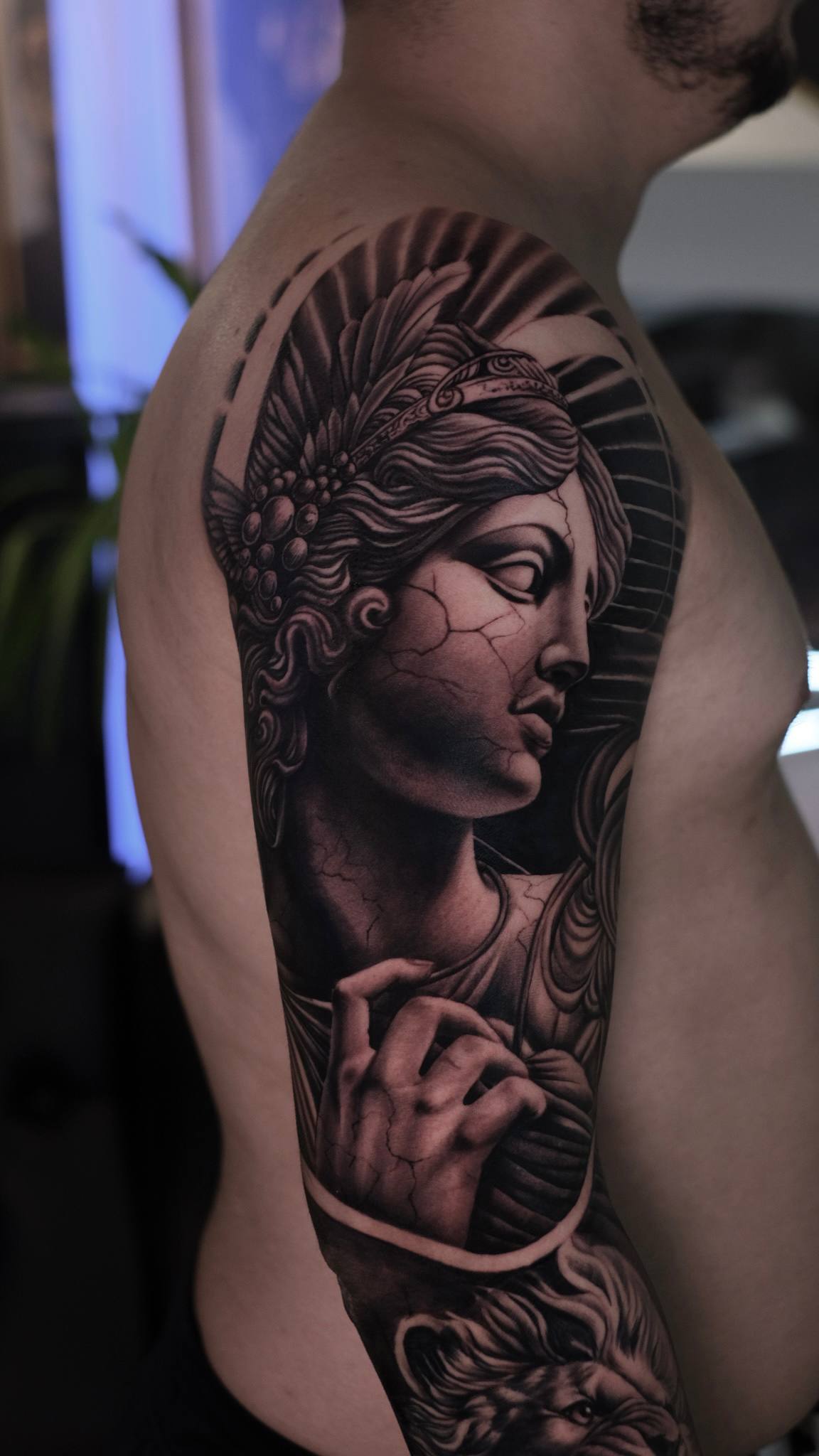 Schwarz-Grau-Römische-Göttin-Statue Sleeve-Armtattoo | Istanbul - Black & Grey Tattoo | Bosphorus Ink Portfolio