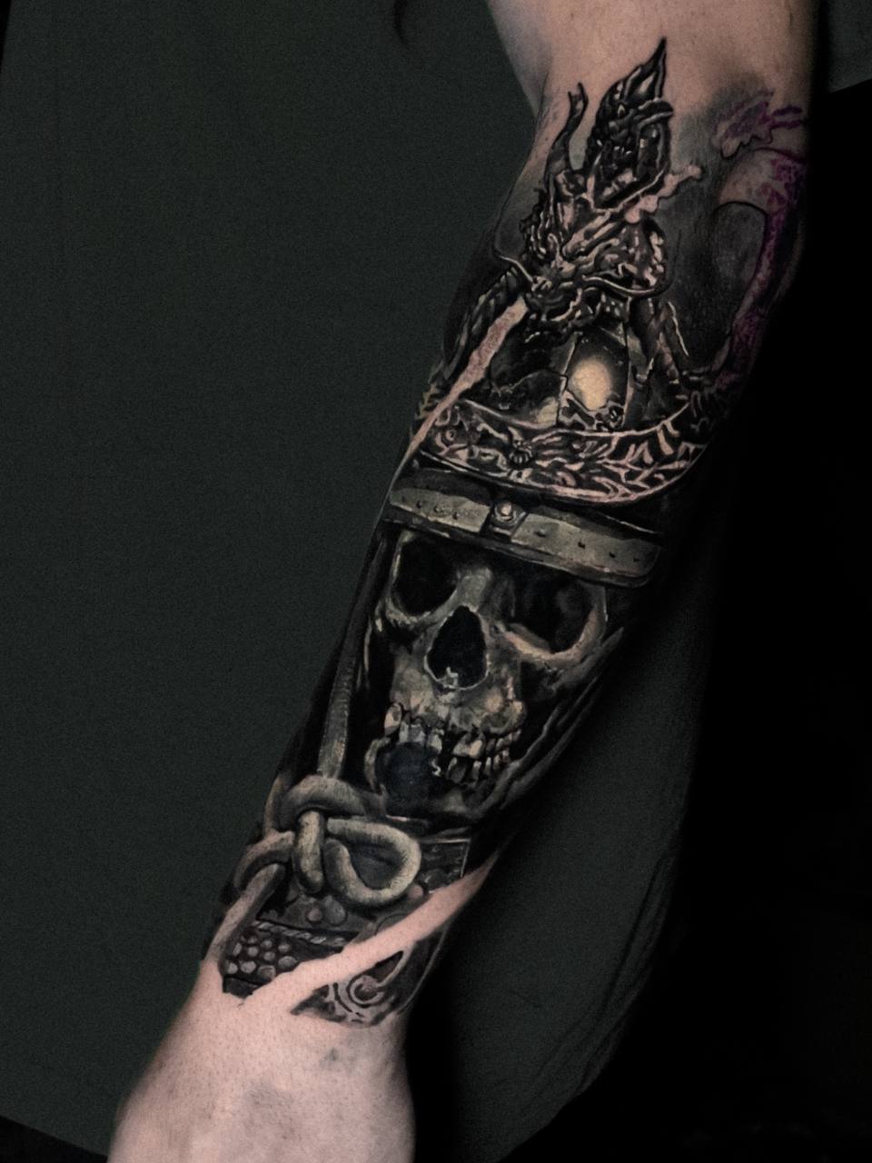 Siyah-Gri Samuray ve Kurukafa Kol Sleeve Dövmesi | Black & Grey İstanbul