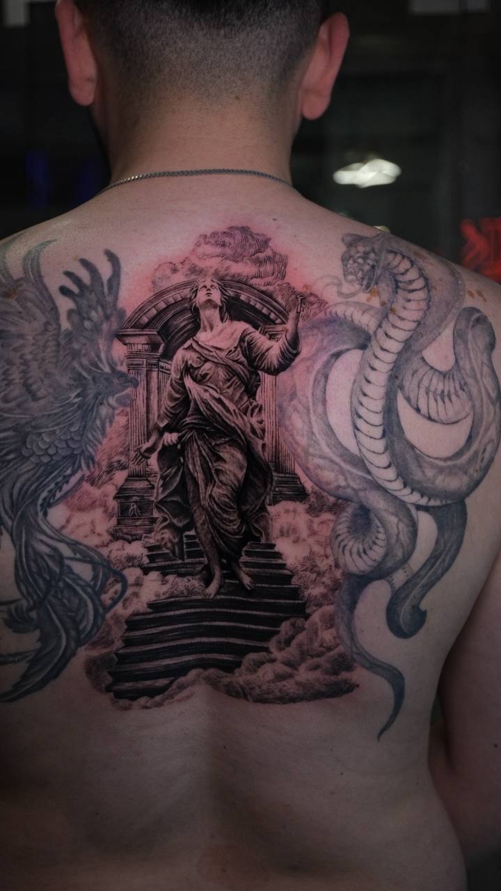 Schwarz-Grau-Krieger und Rauch-Rückentattoo | Istanbul - Black & Grey Tattoo | Bosphorus Ink Portfolio