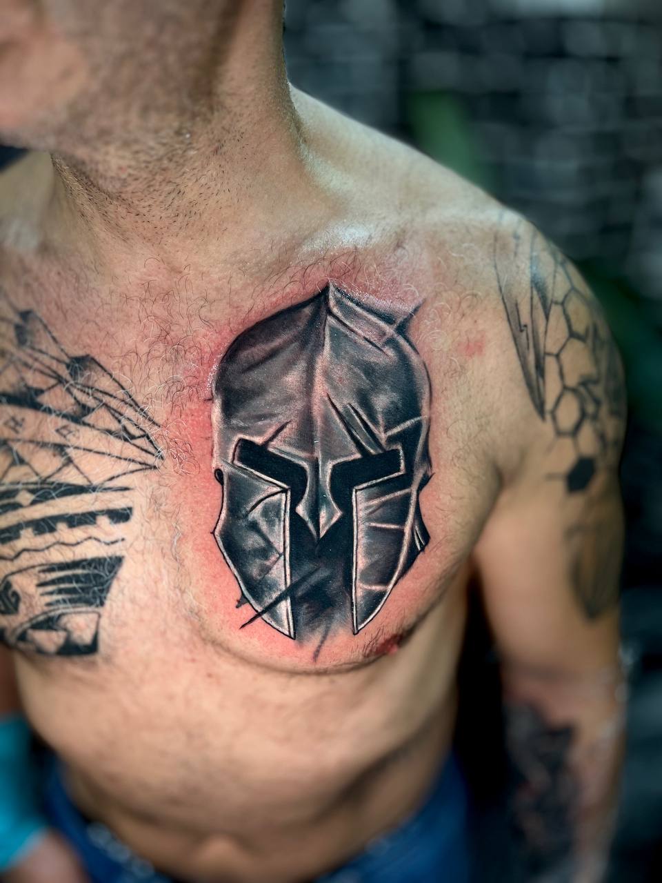 Siyah-Gri Sparta Miğferi Göğüs-Omuz Dövmesi | Black & Grey İstanbul