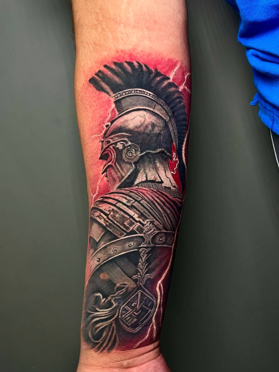 Schwarz-Grau-Spartaner-Krieger mit Rotakzent Sleeve-Armtattoo | Istanbul - Black & Grey Tattoo | Bosphorus Ink Portfolio