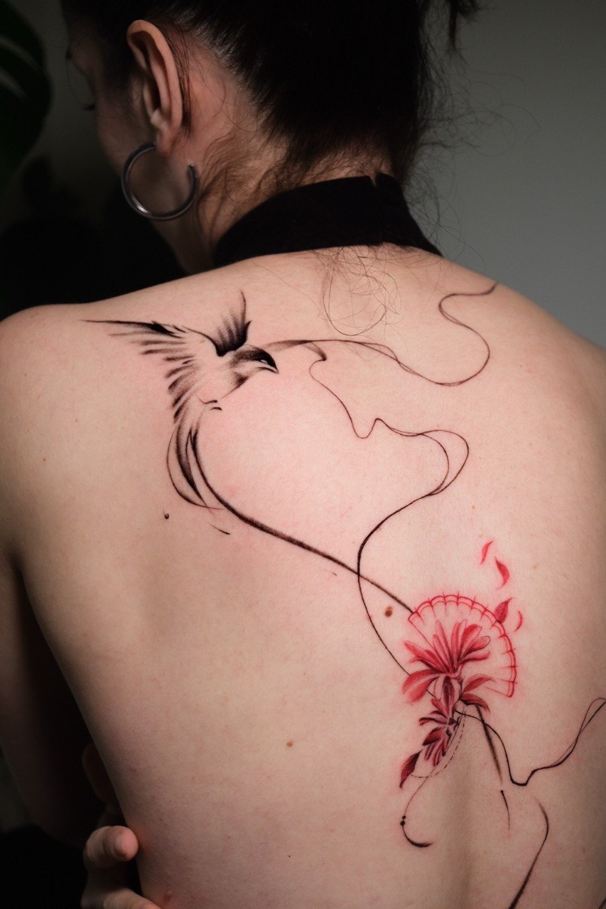 Abstrakte-Flusslinie-Rückentattoo | Blackwork Istanbul - Blackwork Tattoo | Bosphorus Ink Portfolio