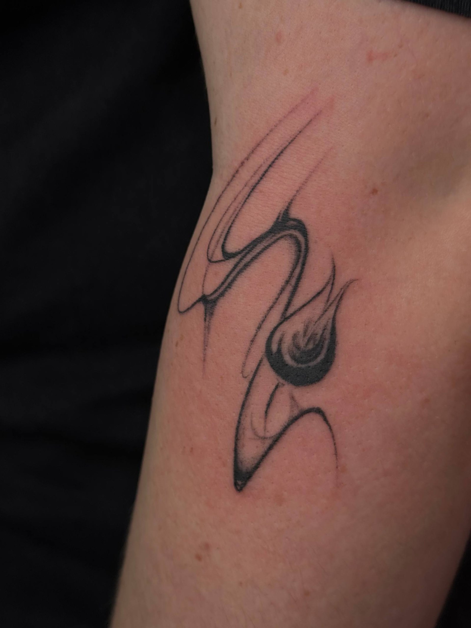 Abstrakte-fließende-Figur-Armtattoo | Blackwork Istanbul - Blackwork Tattoo | Bosphorus Ink Portfolio