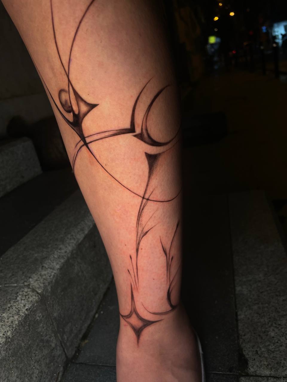Abstrakte-geometrische-Linie-Knietattoo | Blackwork Istanbul - Blackwork Tattoo | Bosphorus Ink Portfolio