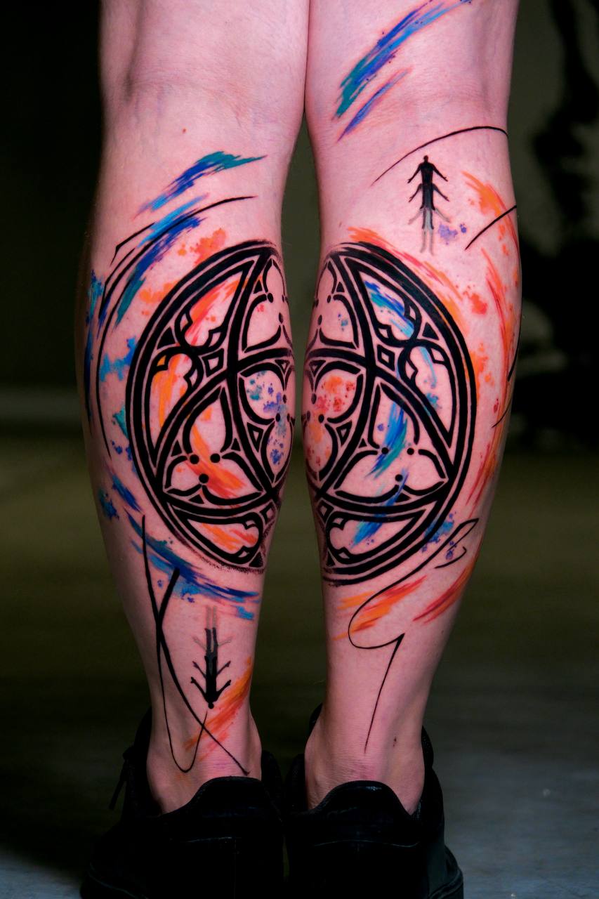 Abstraktes-Symbol-Wadentattoo | Blackwork Istanbul - Blackwork Tattoo | Bosphorus Ink Portfolio