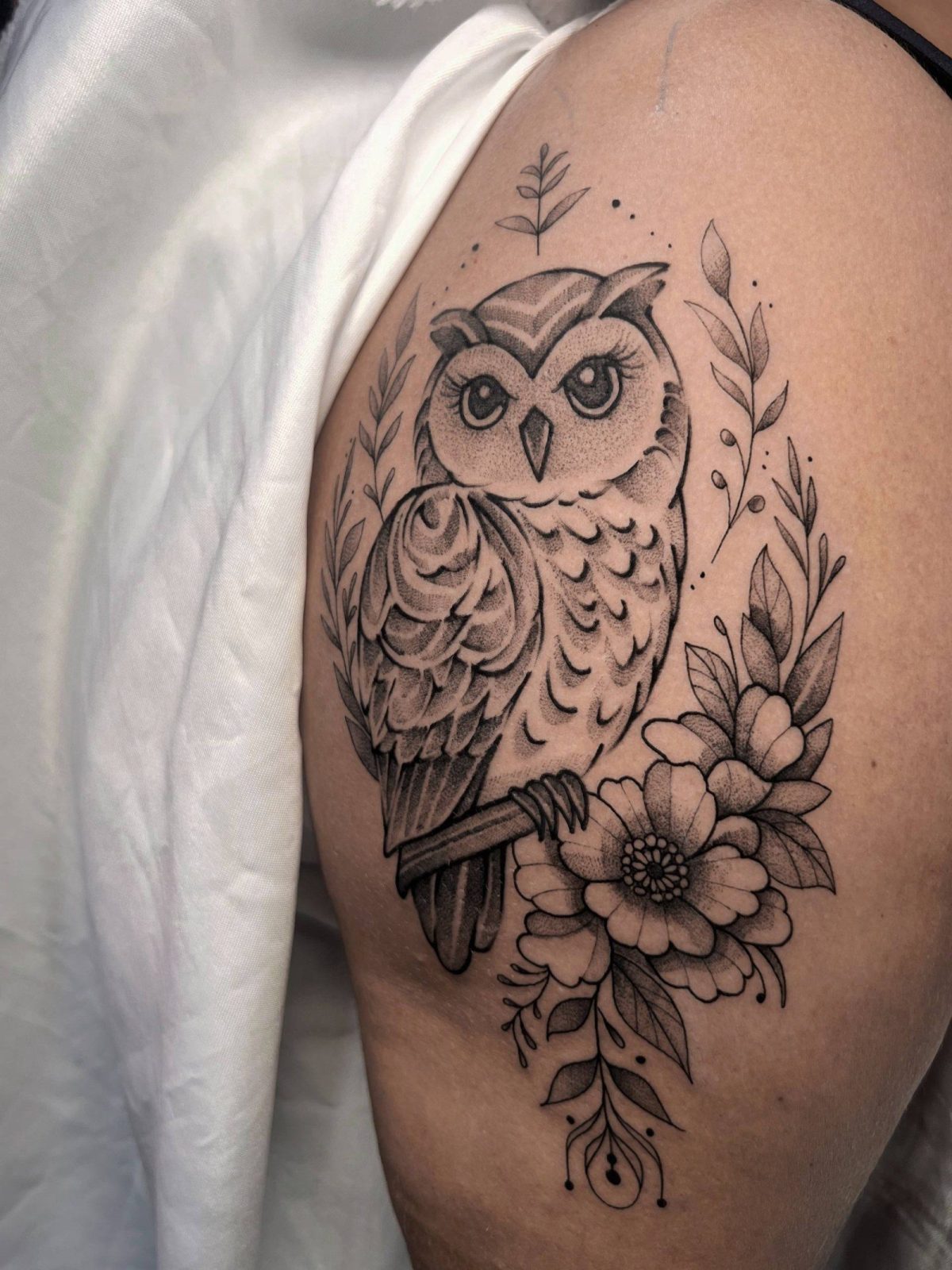 Blackwork-Eule und Blume-Oberarmtattoo | Istanbul - Blackwork Tattoo | Bosphorus Ink Portfolio