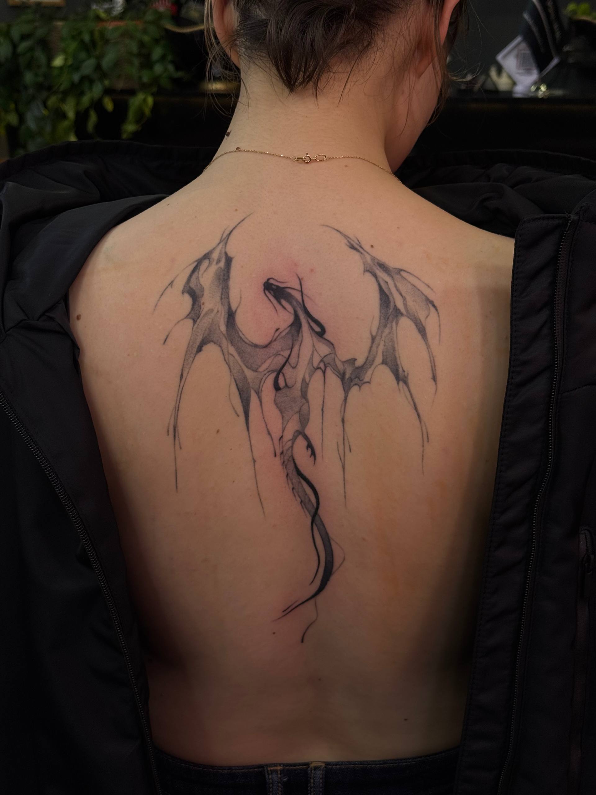 Drachen-Rückentattoo | Realistisches Blackwork Istanbul - Tattoo | Bosphorus Ink Portfolio