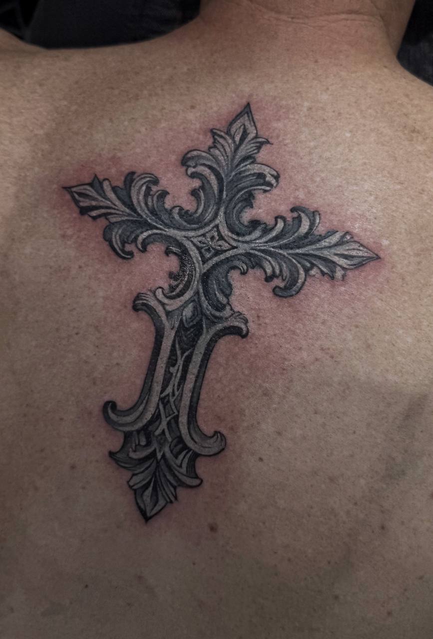 Blackwork-Kreuz-Rückentattoo | Istanbul - Blackwork Tattoo | Bosphorus Ink Portfolio