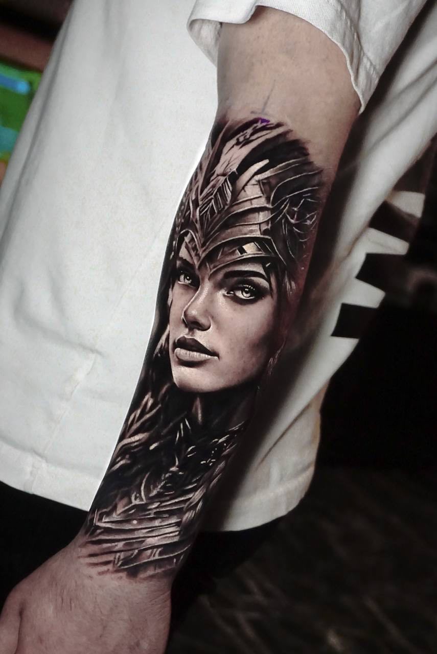 Frauenporträt mit Kopfschmuck Ärmeltattoo | Realistisches Blackwork Istanbul - Tattoo | Bosphorus Ink Portfolio
