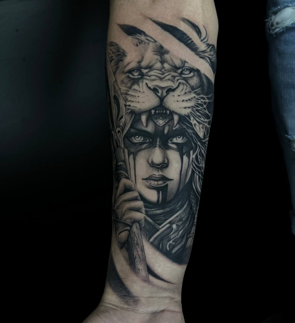 Tiger und Krieger-Maske Ärmeltattoo | Realistisches Blackwork Istanbul - Tattoo | Bosphorus Ink Portfolio
