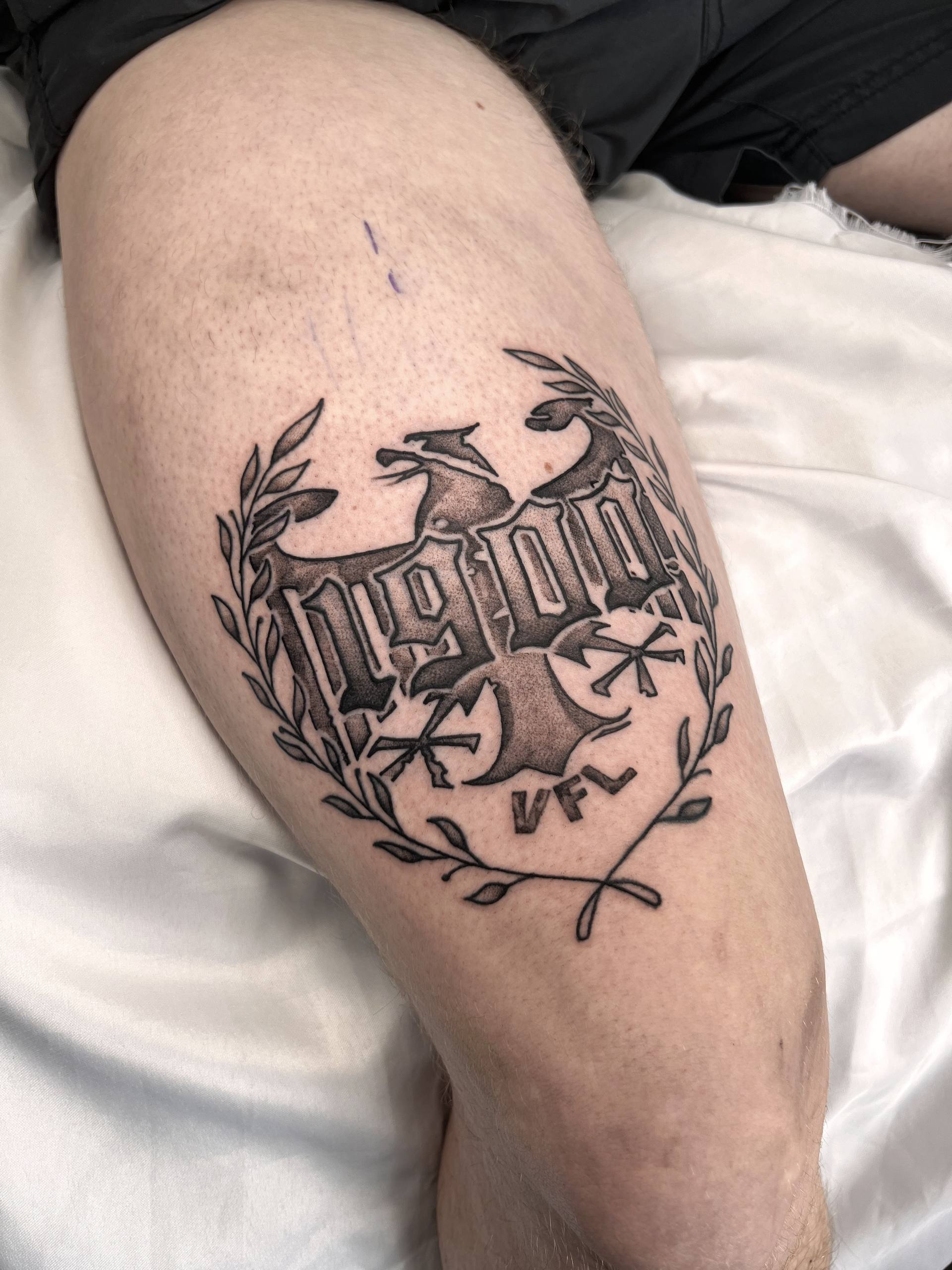 Adler und Wappen Bizeps-Tattoo | Realistisches Blackwork Istanbul - Tattoo | Bosphorus Ink Portfolio