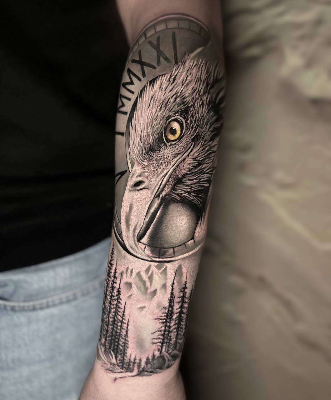 Adler und Uhr Ärmeltattoo | Realistisches Blackwork Istanbul - Tattoo | Bosphorus Ink Portfolio