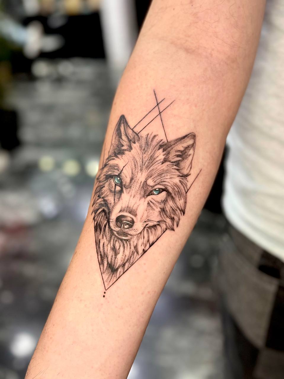Wolf-Porträt Armtattoo | Realistisches Blackwork Istanbul - Tattoo | Bosphorus Ink Portfolio
