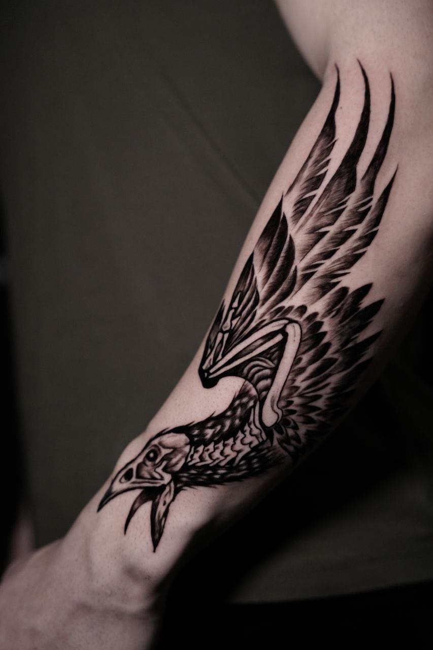 Vogel-Armtattoo | Realistisches Blackwork Istanbul - Tattoo | Bosphorus Ink Portfolio