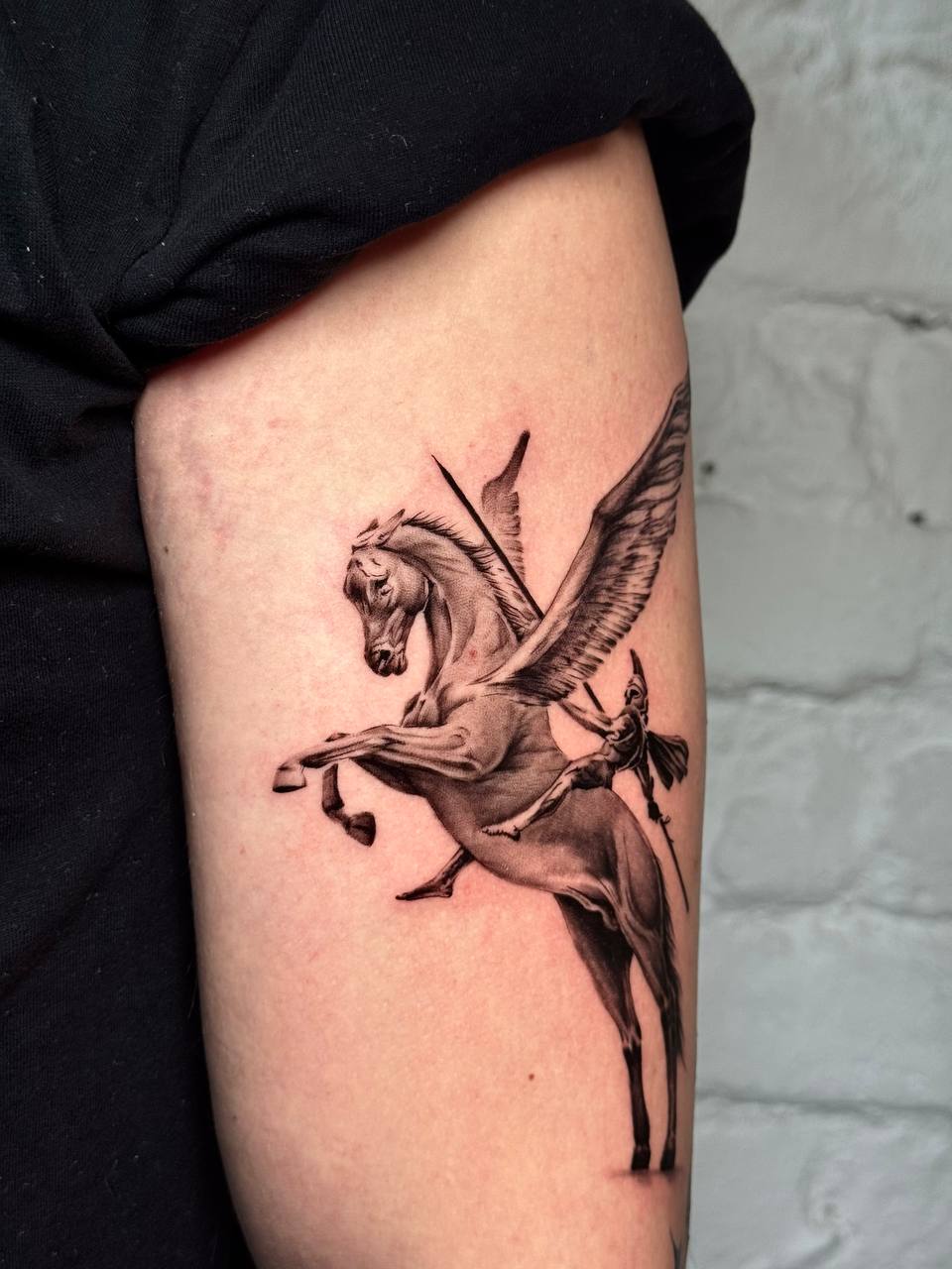 Pegasus Bizeps-Tattoo | Realistisches Blackwork Istanbul - Tattoo | Bosphorus Ink Portfolio