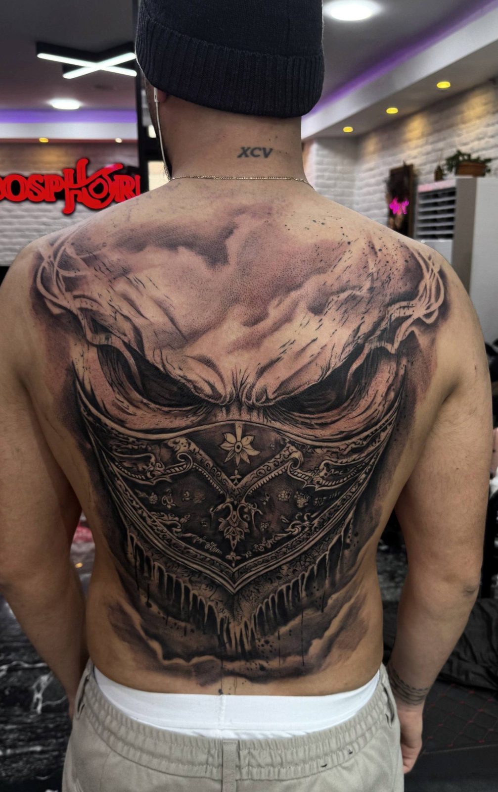 Blackwork-Spinnennetz und Figur-Ganzrücken-Tattoo | Istanbul - Blackwork Tattoo | Bosphorus Ink Portfolio