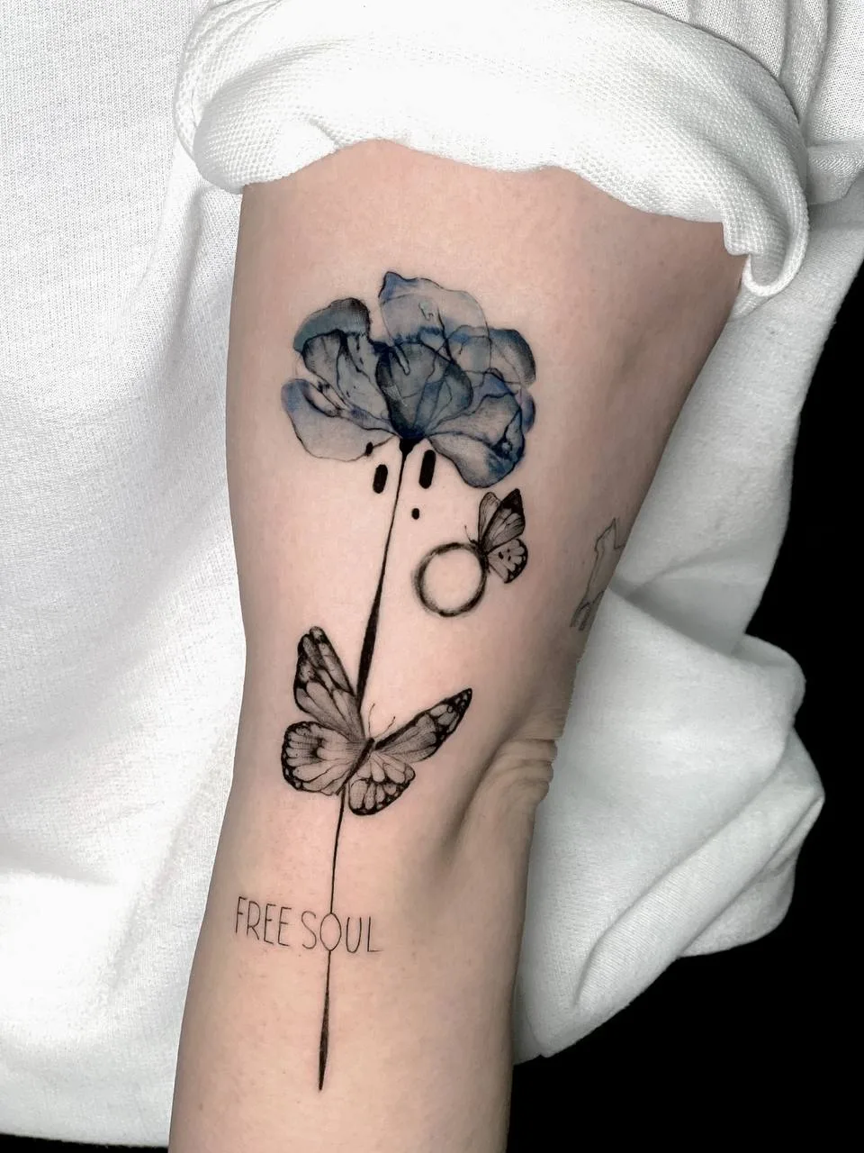 Blaue Blume Schmetterling Freie Seele Tattoo | Bosphorus Ink - Tattoo | Bosphorus Ink Portfolio