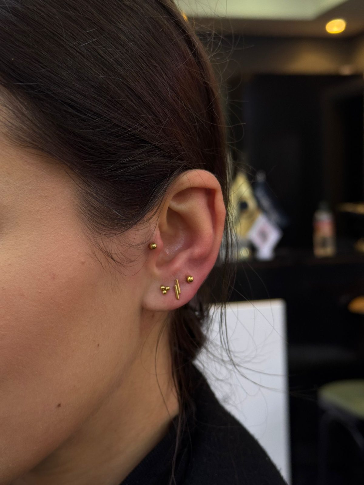 Gold Lobe und Tragus Ohr Piercing | Bosphorus Ink - Piercing · Gizem | Bosphorus Ink Portfolio