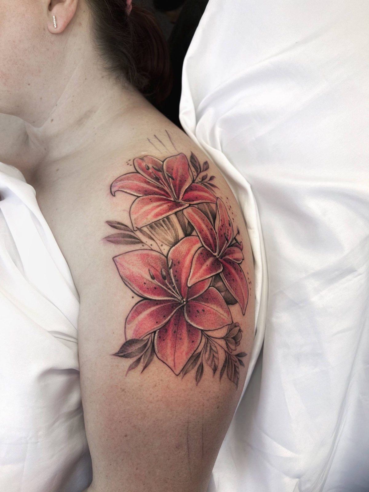 Fine-Line-Blumenstrauß-Oberarmtattoo | Istanbul - Fine Line Tattoo | Bosphorus Ink Portfolio