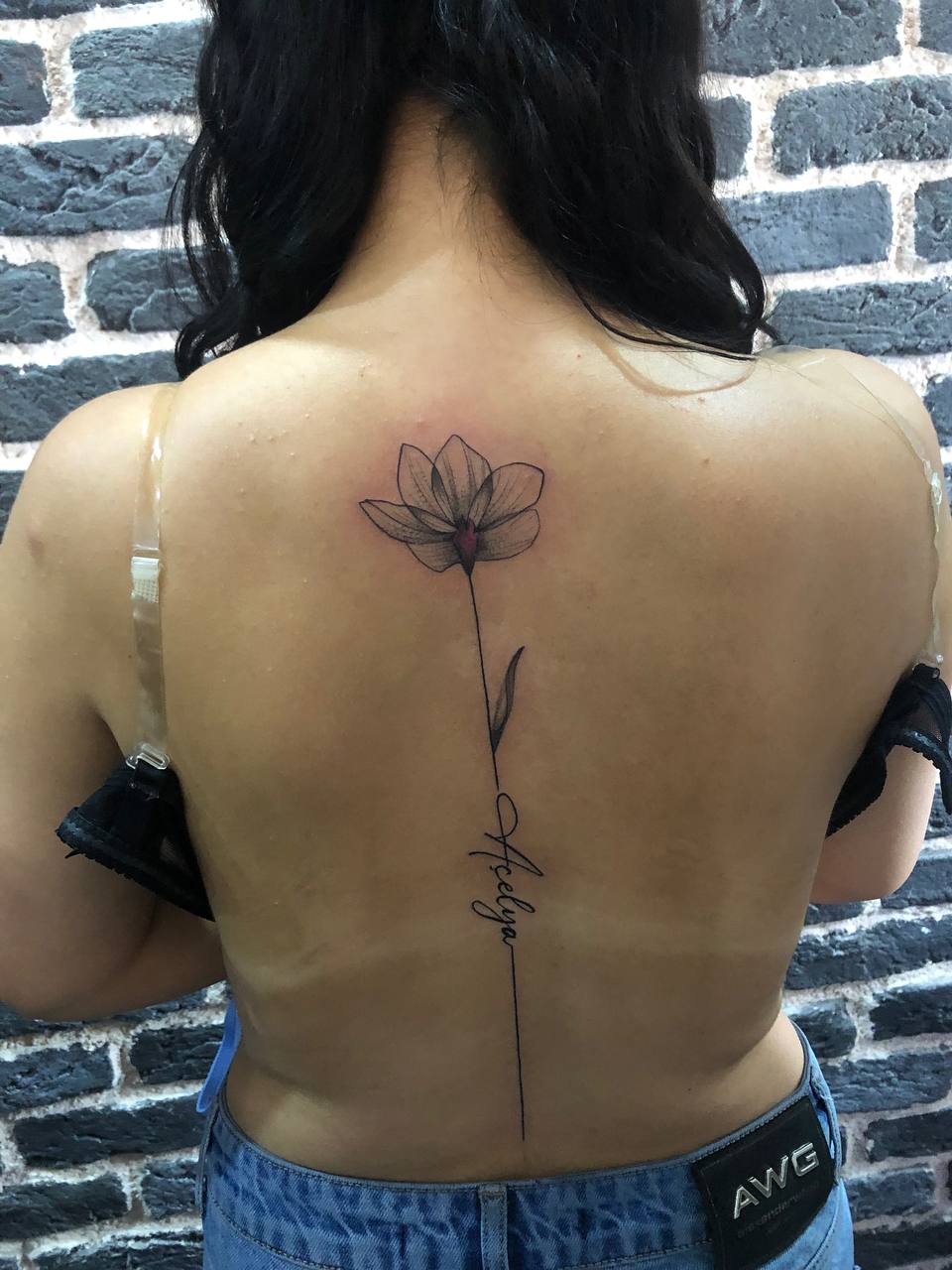 Fine-Line-Blume und gepunktete-Wirbelsäule-Rückentattoo | Istanbul - Fine Line Tattoo | Bosphorus Ink Portfolio