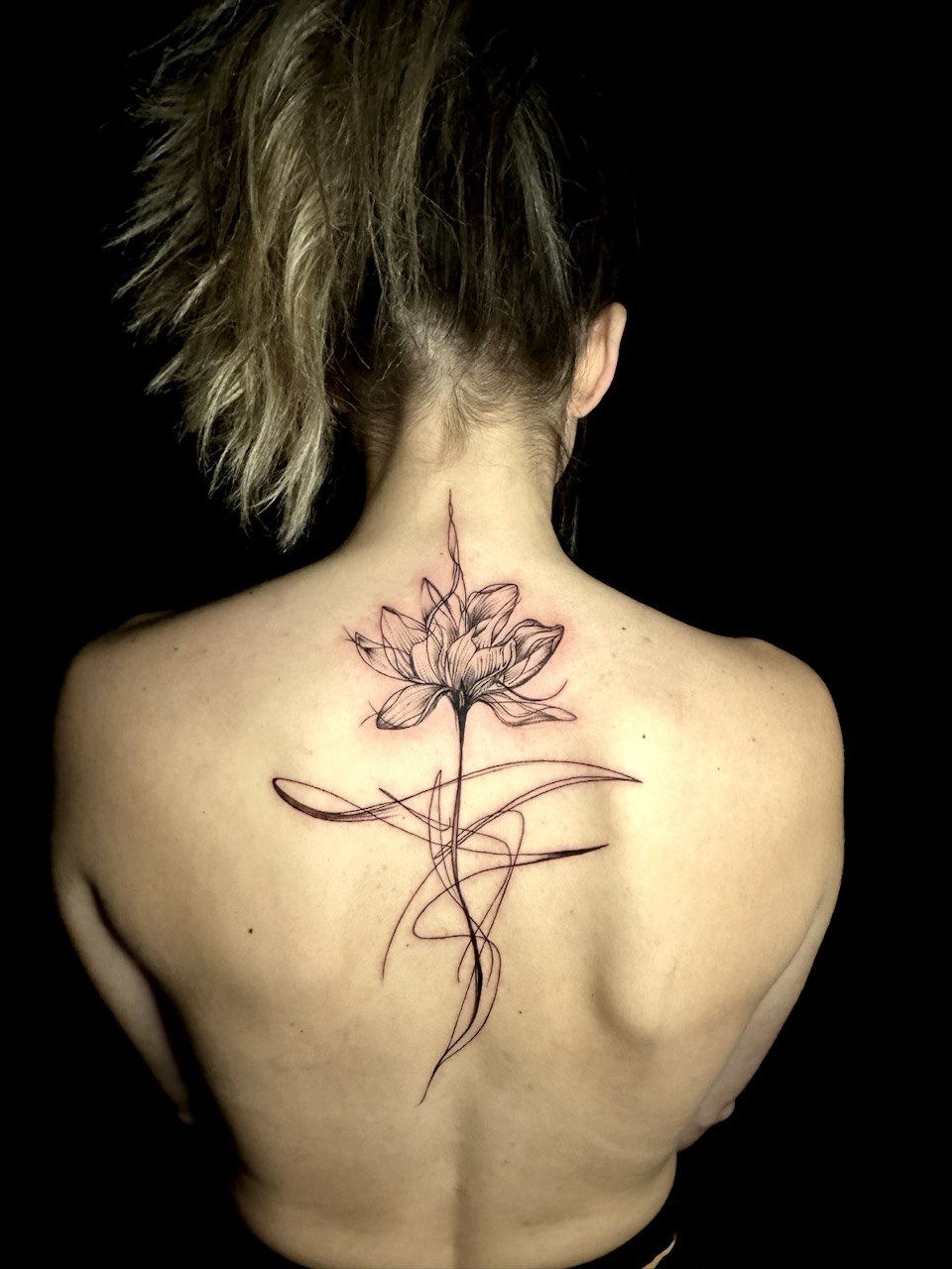 Fine-Line-Blumen-Wirbelsäulen-Rückentattoo | Istanbul - Fine Line Tattoo | Bosphorus Ink Portfolio