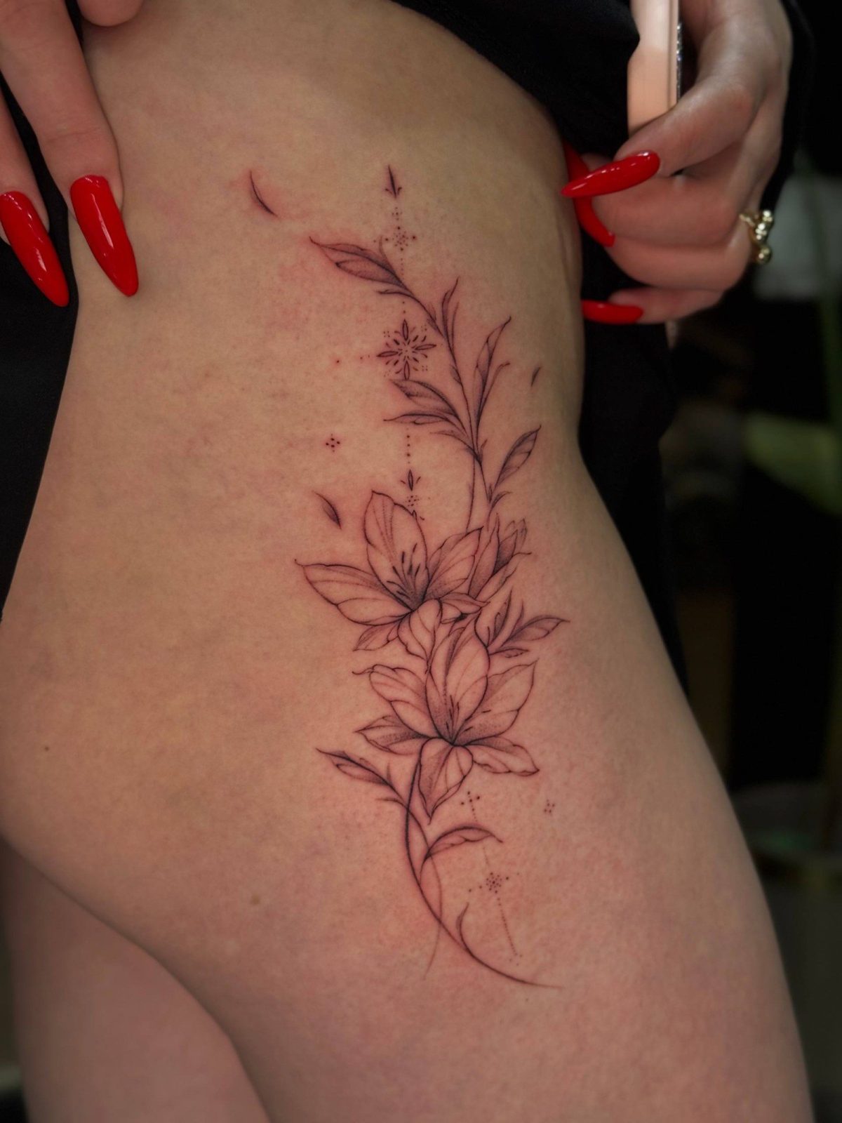 Fine-Line-Blumenranke-Hüfttattoo | Istanbul - Fine Line Tattoo | Bosphorus Ink Portfolio