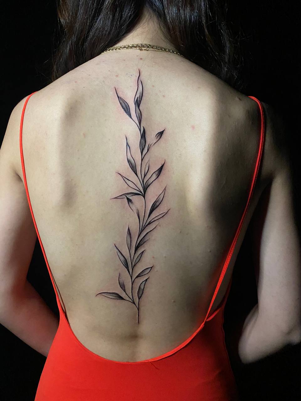 Fine-Line-Zweig-Wirbelsäulen-Rückentattoo | Istanbul - Fine Line Tattoo | Bosphorus Ink Portfolio