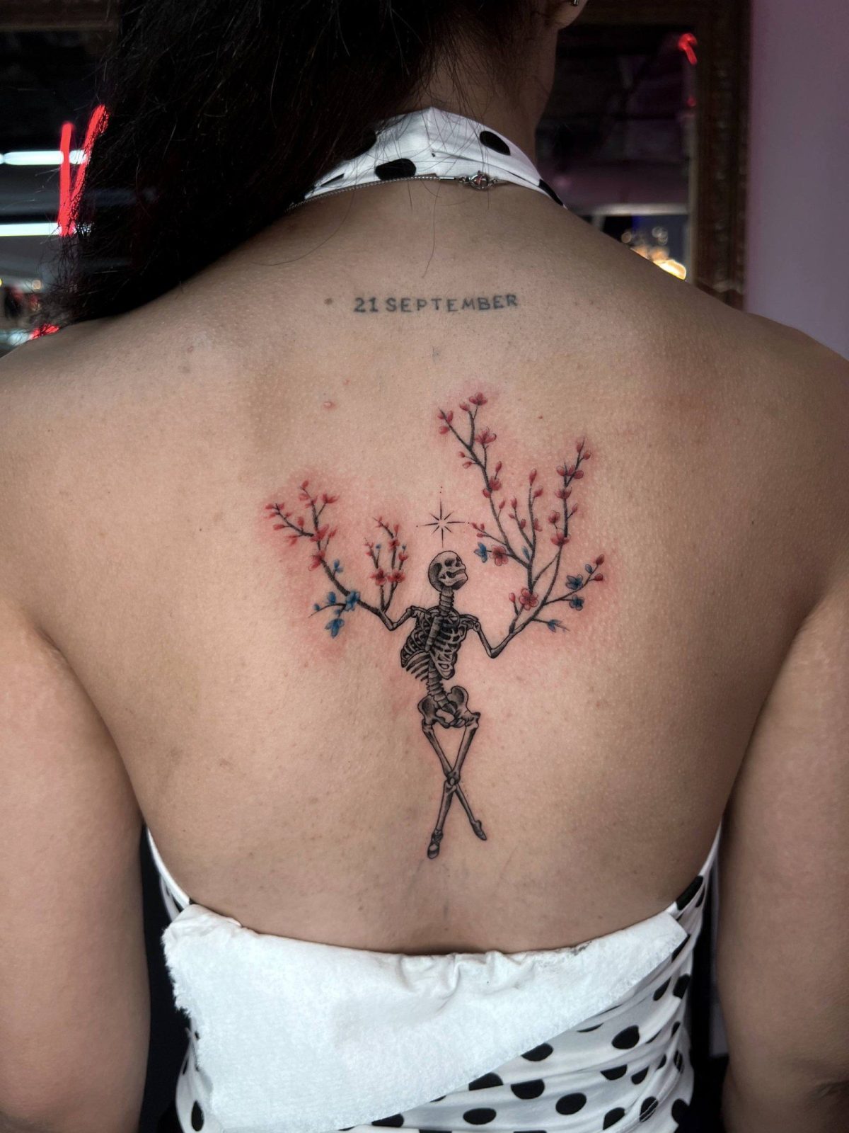Fine-Line-Hirschschädel-Wirbelsäulen-Rückentattoo | Istanbul - Fine Line Tattoo | Bosphorus Ink Portfolio