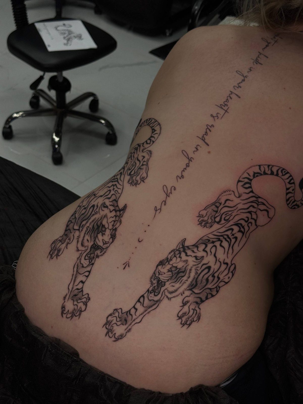 Fine-Line-Tiger und verzierte-Wirbelsäule-Rückentattoo | Istanbul - Fine Line Tattoo | Bosphorus Ink Portfolio