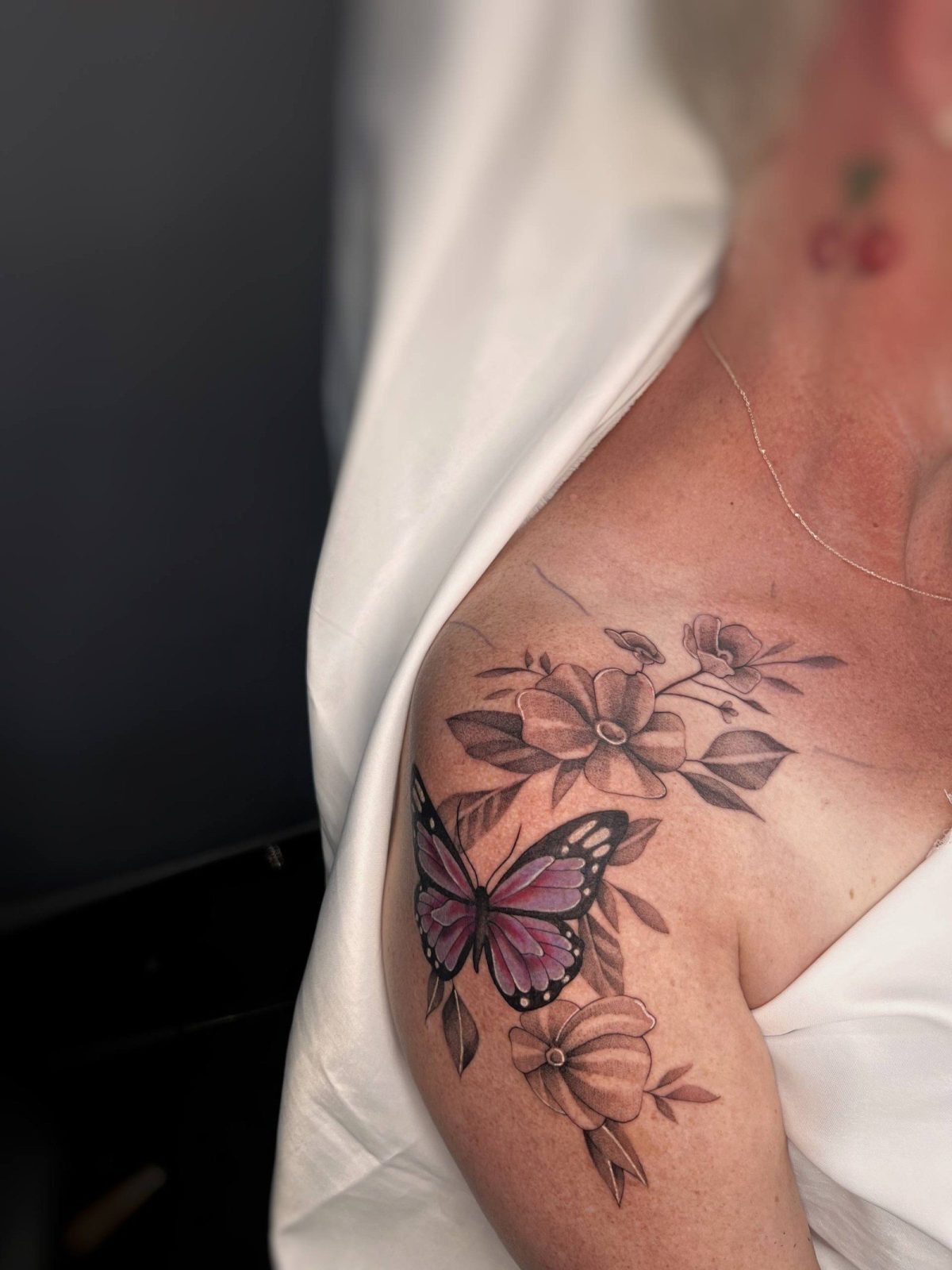 Fine-Line-Schmetterling und Blume Oberarmtattoo | Istanbul - Fine Line Tattoo | Bosphorus Ink Portfolio