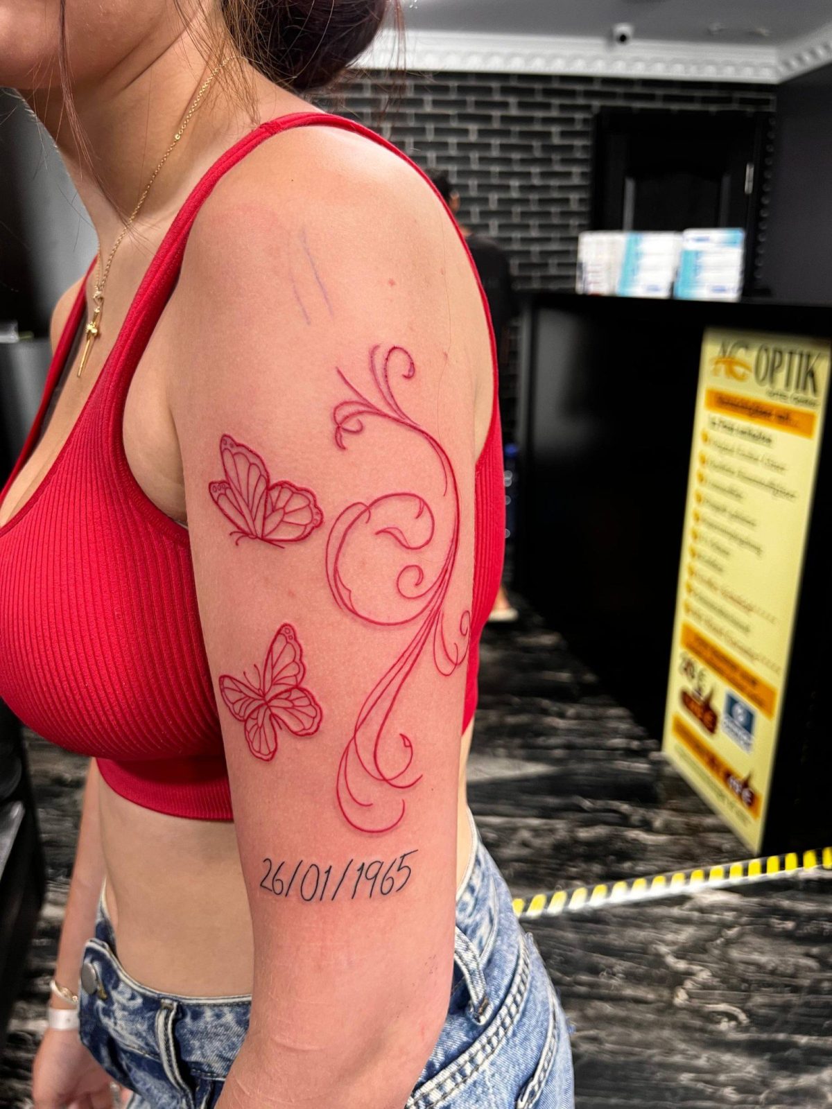 Fine-Line-verzierte-Ranke Seiten-Körpertattoo | Istanbul - Fine Line Tattoo | Bosphorus Ink Portfolio